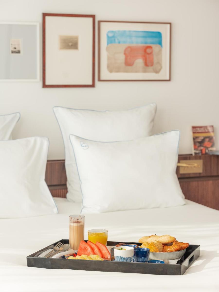 Coin salon dans l'établissement Bleu Hôtel & Spa