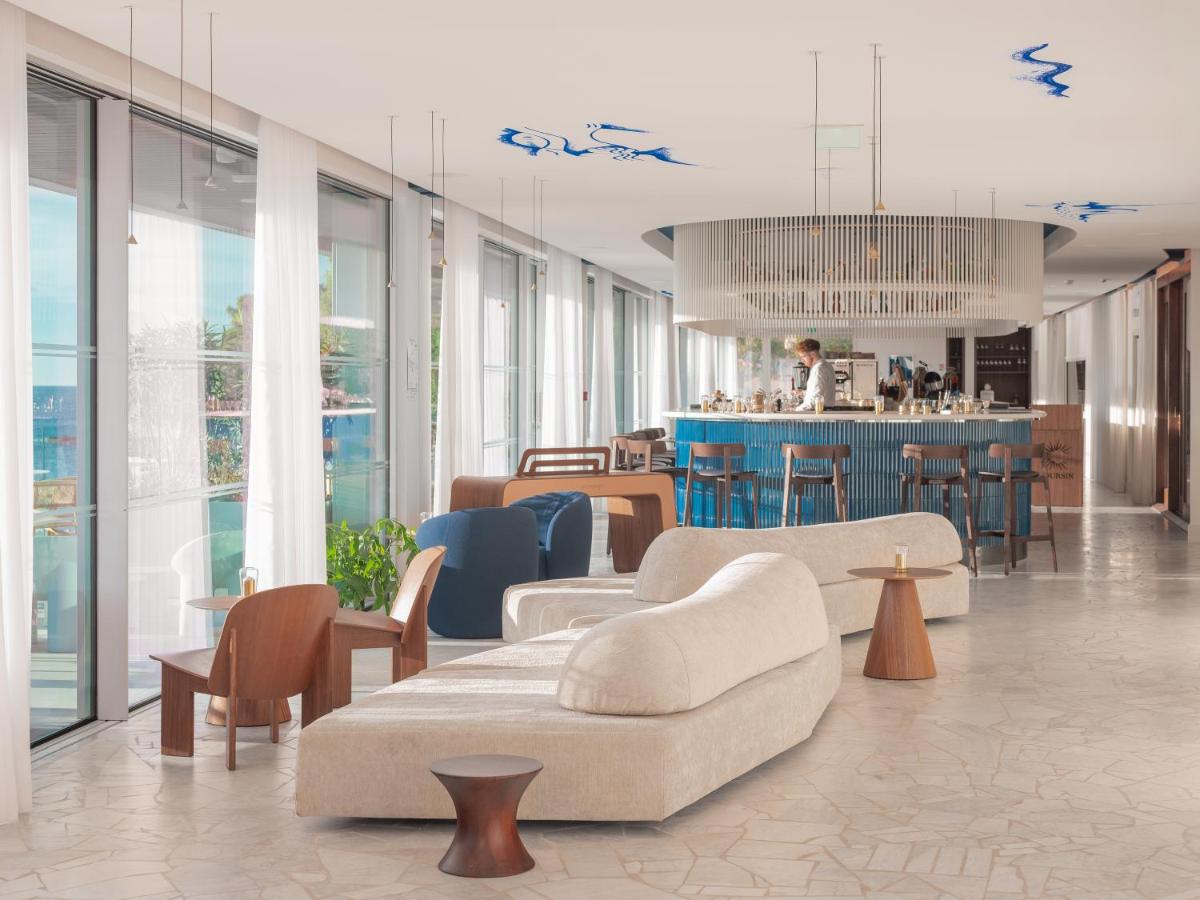 Coin salon dans l'établissement Bleu Hôtel & Spa