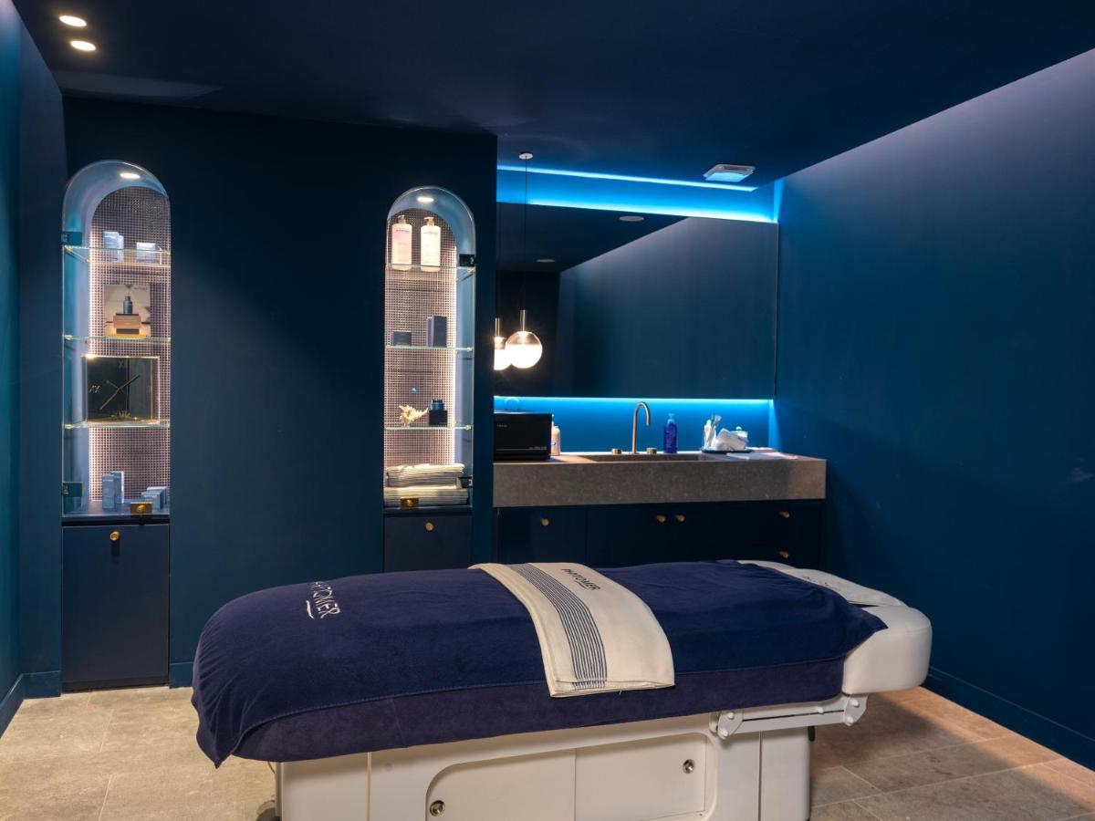 Un ou plusieurs lits dans un hébergement de l'établissement Bleu Hôtel & Spa