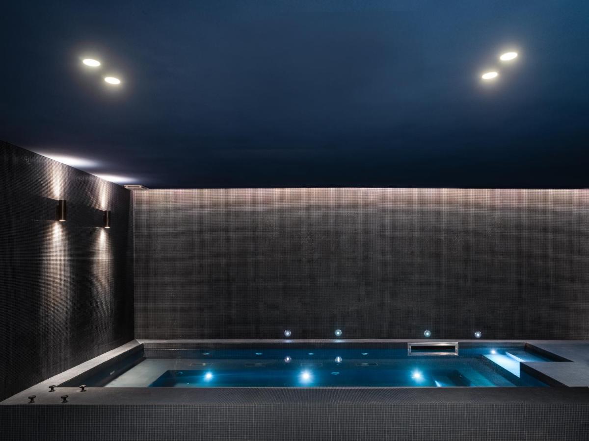Piscine de l'établissement Bleu Hôtel & Spa ou située à proximité