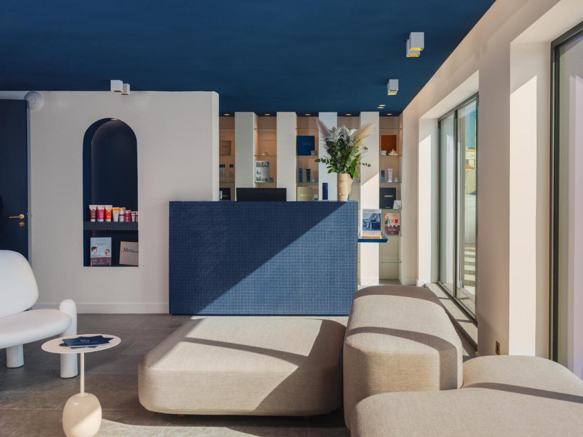 Coin salon dans l'établissement Bleu Hôtel & Spa