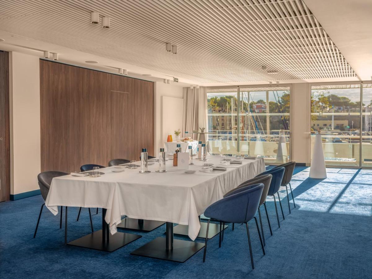 une salle de conférence avec une longue table et des chaises dans l'établissement Bleu Hôtel & Spa, à Carry-le-Rouet 142 autres photos
