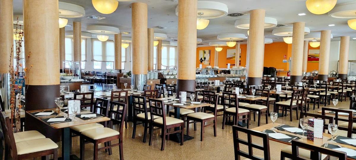 Un restaurante o sitio para comer en Hotel Monarque Costa Narejos