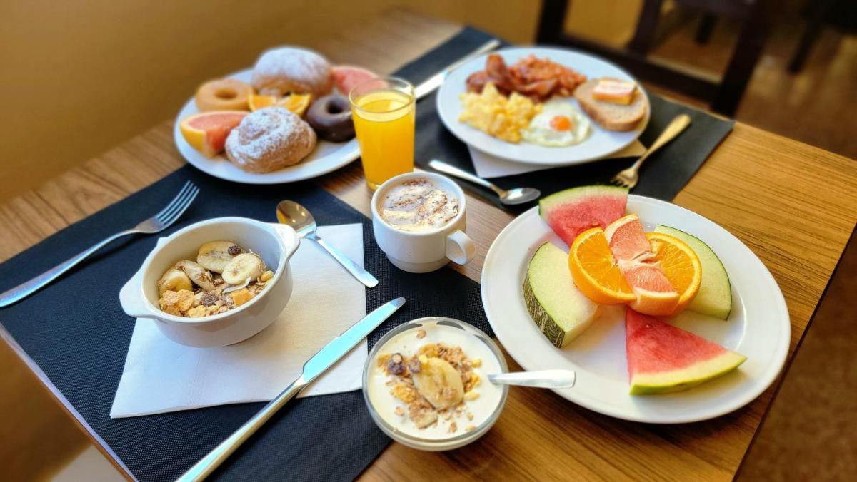 Comida en o cerca de este hotel