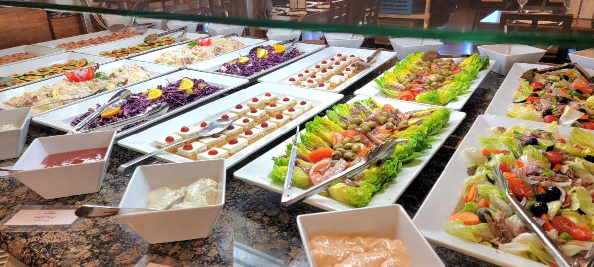 Comida en o cerca de este hotel