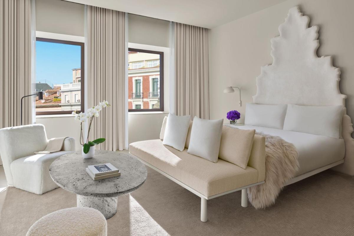 Una sala de estar blanca con un sofá blanco y una mesa. en The Madrid EDITION, en Madrid