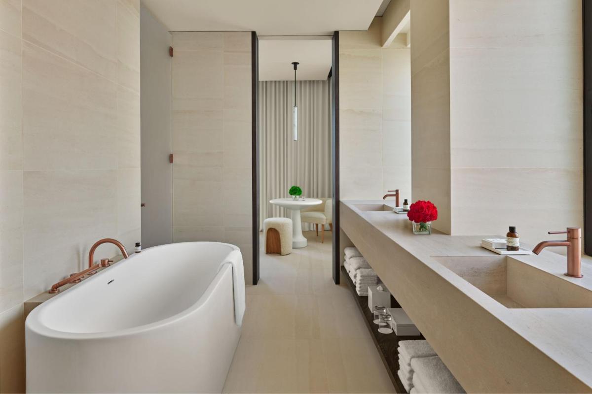 Un baño de The Madrid EDITION