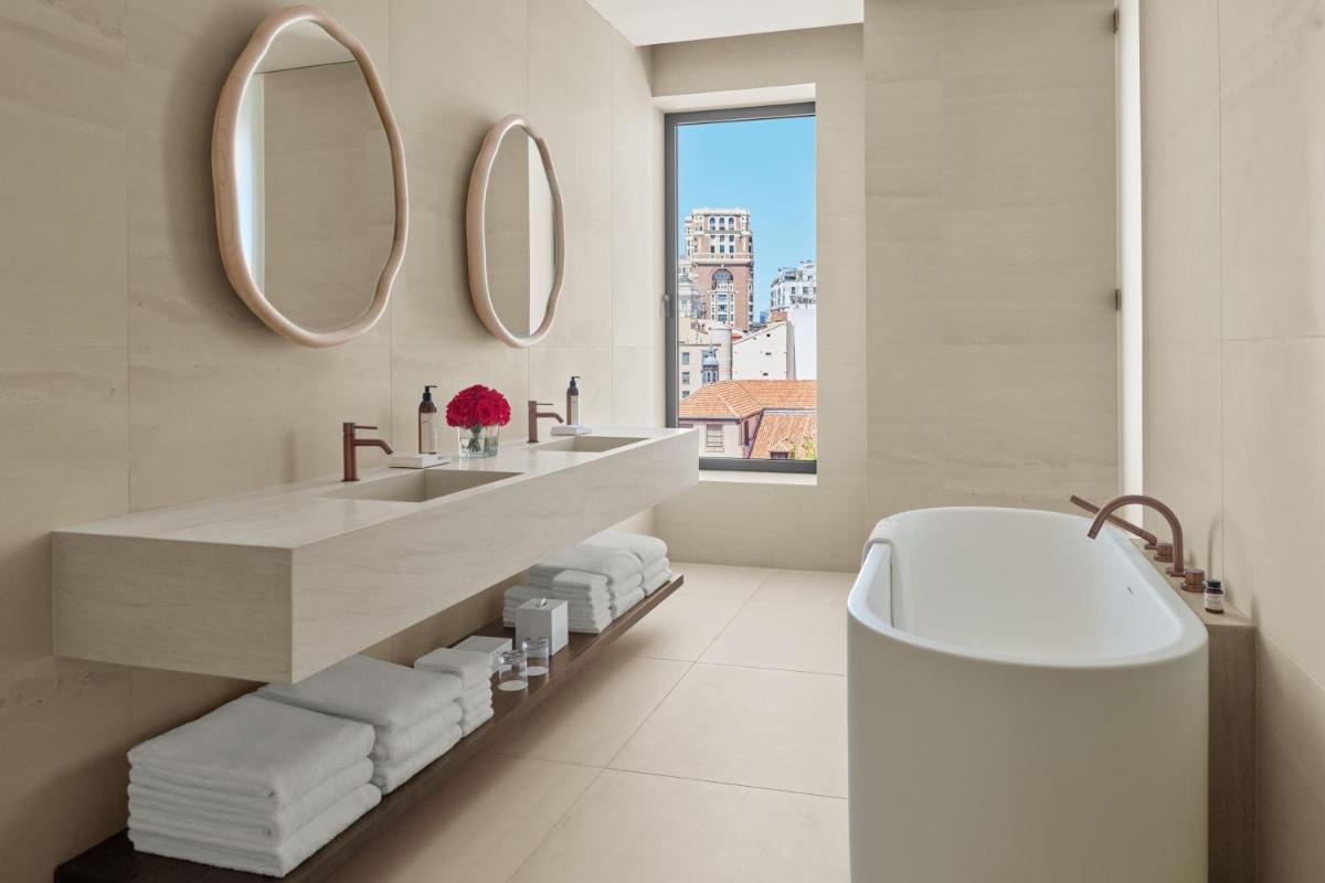 Un baño de The Madrid EDITION