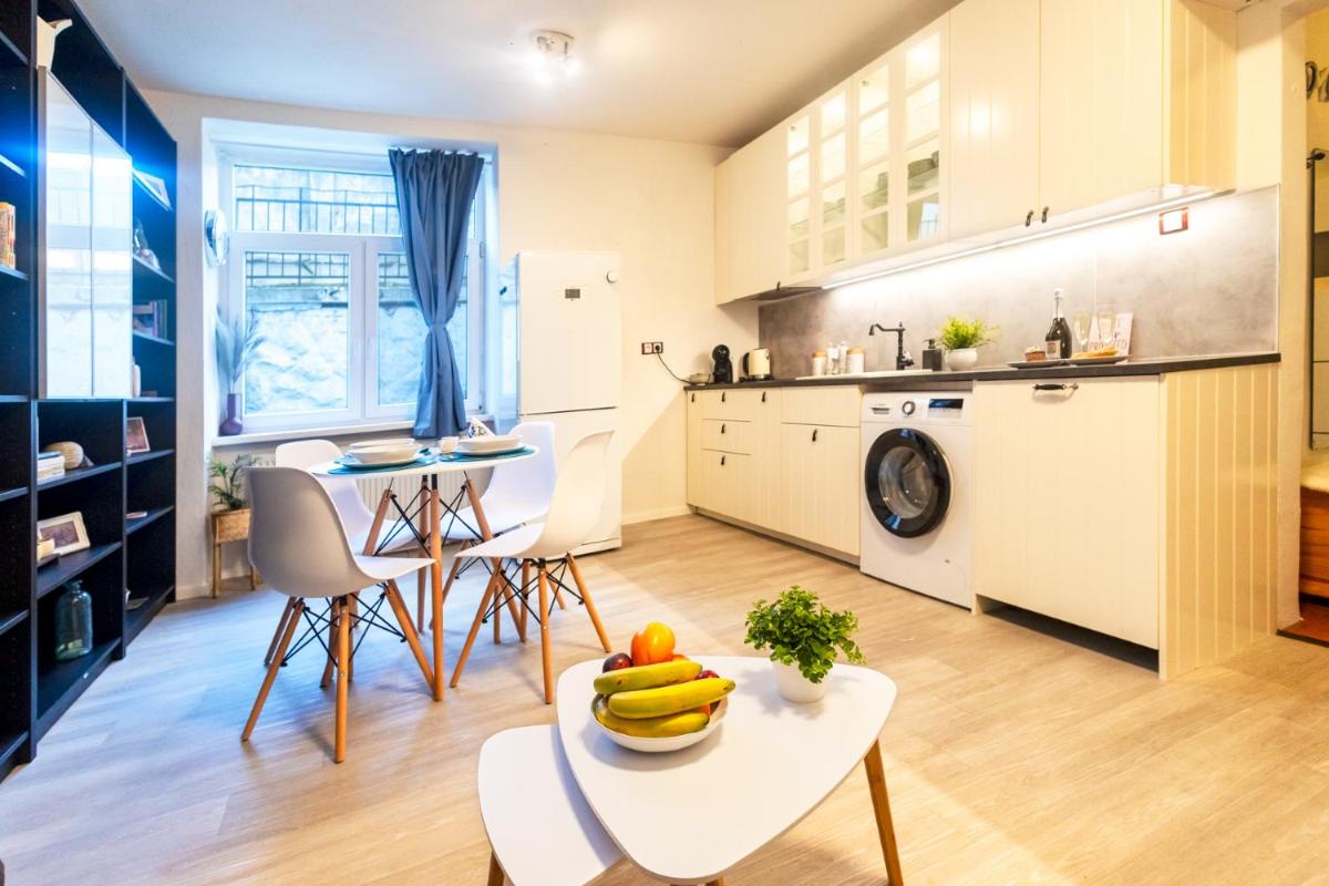 Old town 2 rooms apartment garden free parking - Housity