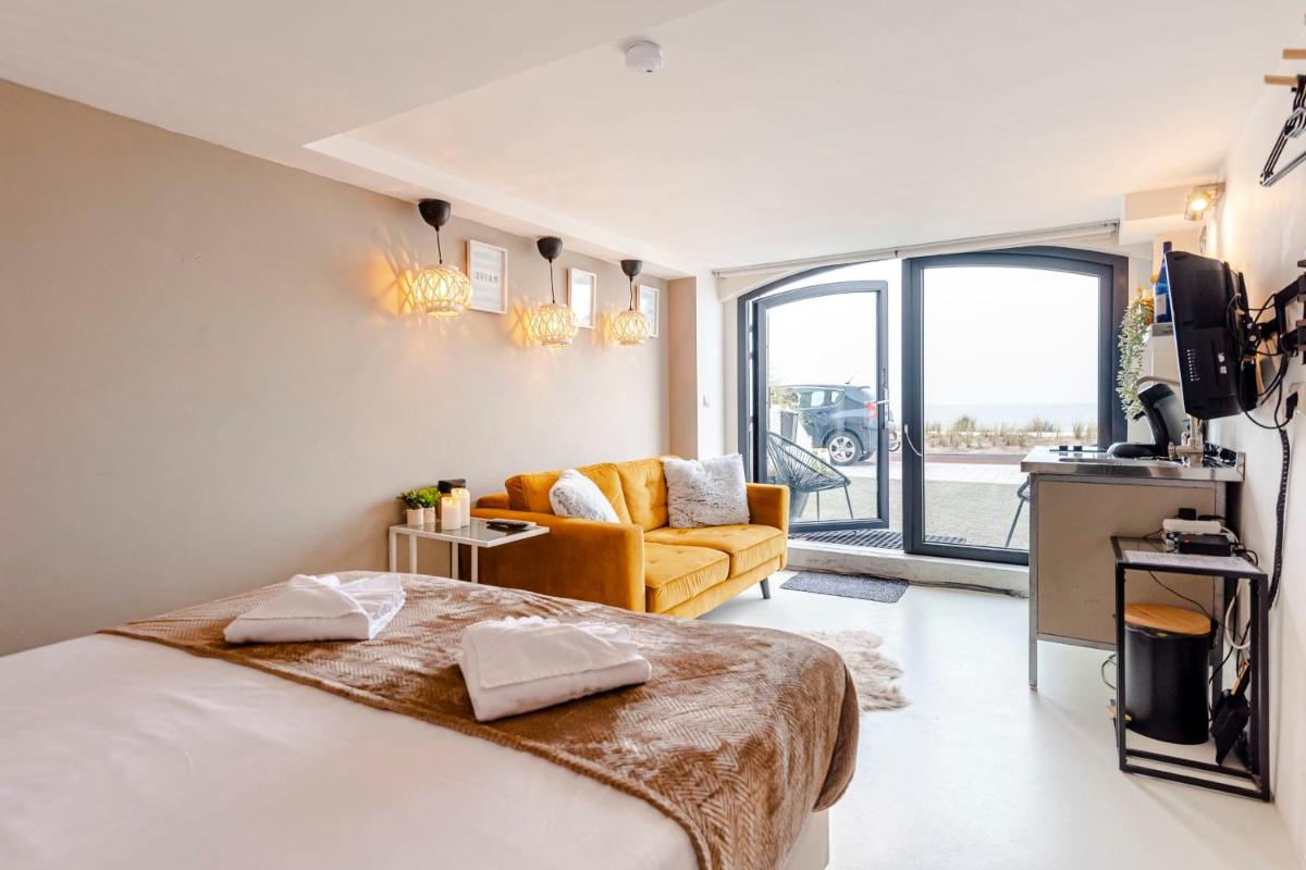 View with a room Zandvoort with private parking - Housity