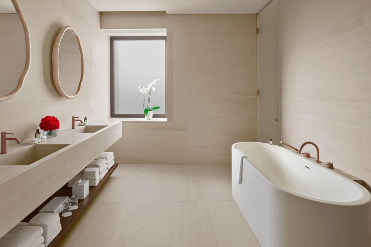 Un baño de The Madrid EDITION