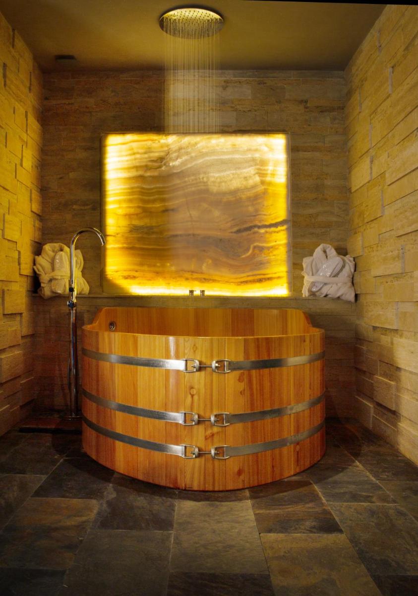 Photo de la galerie de l'établissement Domaine du Haut Jardin Hôtel & Chalets Spa Privé, à Rehaupal