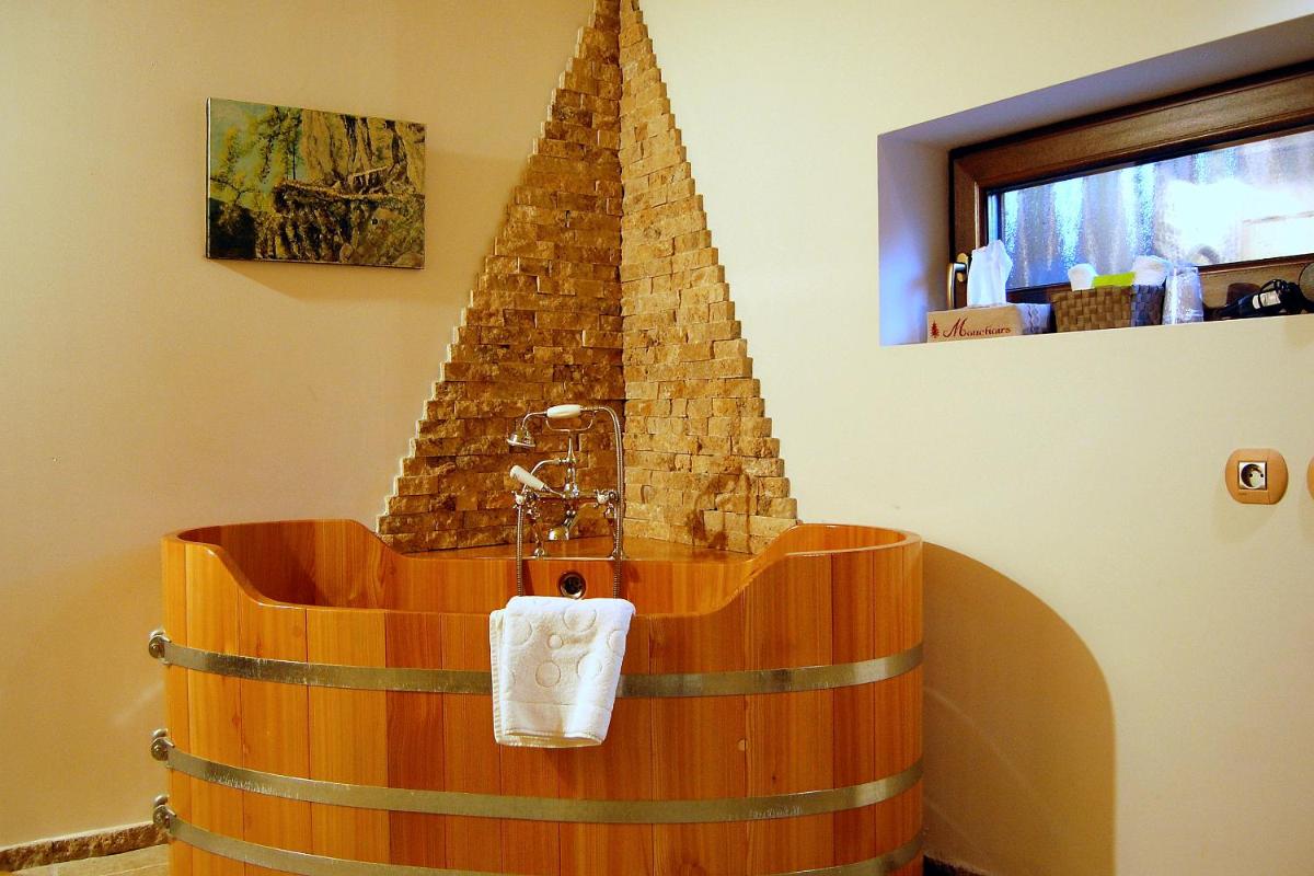 Photo de la galerie de l'établissement Domaine du Haut Jardin Hôtel & Chalets Spa Privé, à Rehaupal
