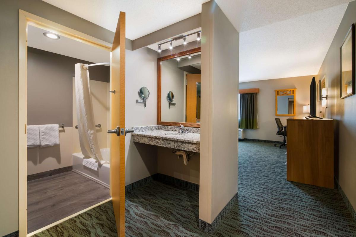 Best Western PLUS Executive Court Inn & Conference Center - Housity
