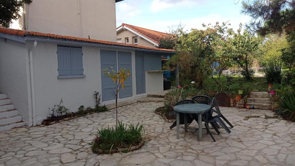 Appt Independant 4 5 ou 6 personnes piscine direct gare ou aeroport Jardin Piscine - Housity