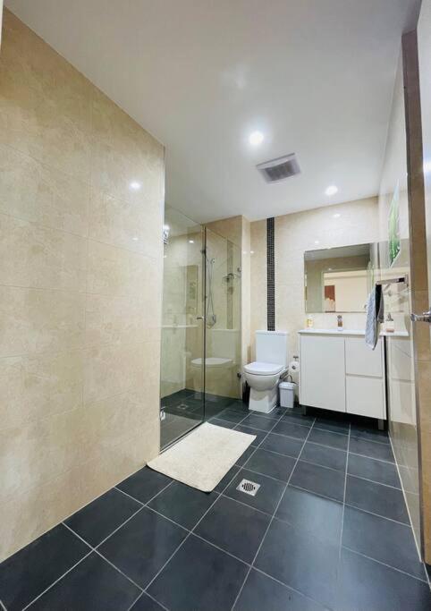 Entire Modern Apt &Near Station&Private Parking - Housity