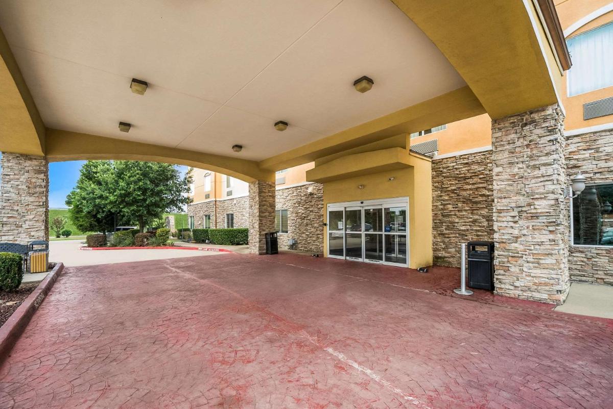 Comfort Suites Plano - Dallas North - Housity