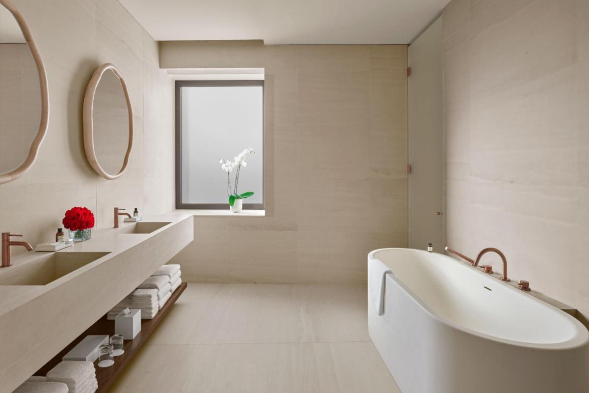 Un baño de The Madrid EDITION