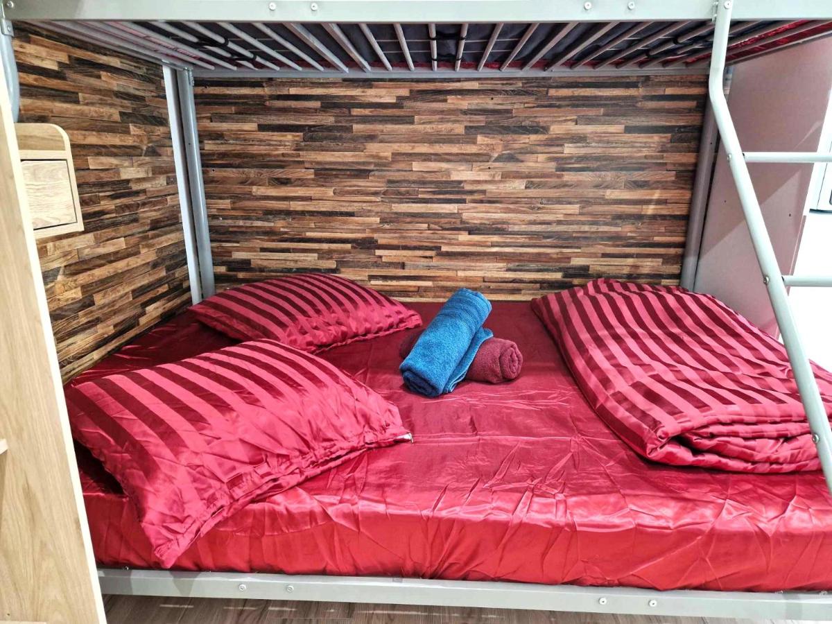 09 - Joli studio avec 2 lits, logement tout équipé pour 1, 2 ou 3 personnes maximum, vue sur parc arboré, parking privatif gratuit, grand fourgon possible, tout le linge de maison est fourni - Housity