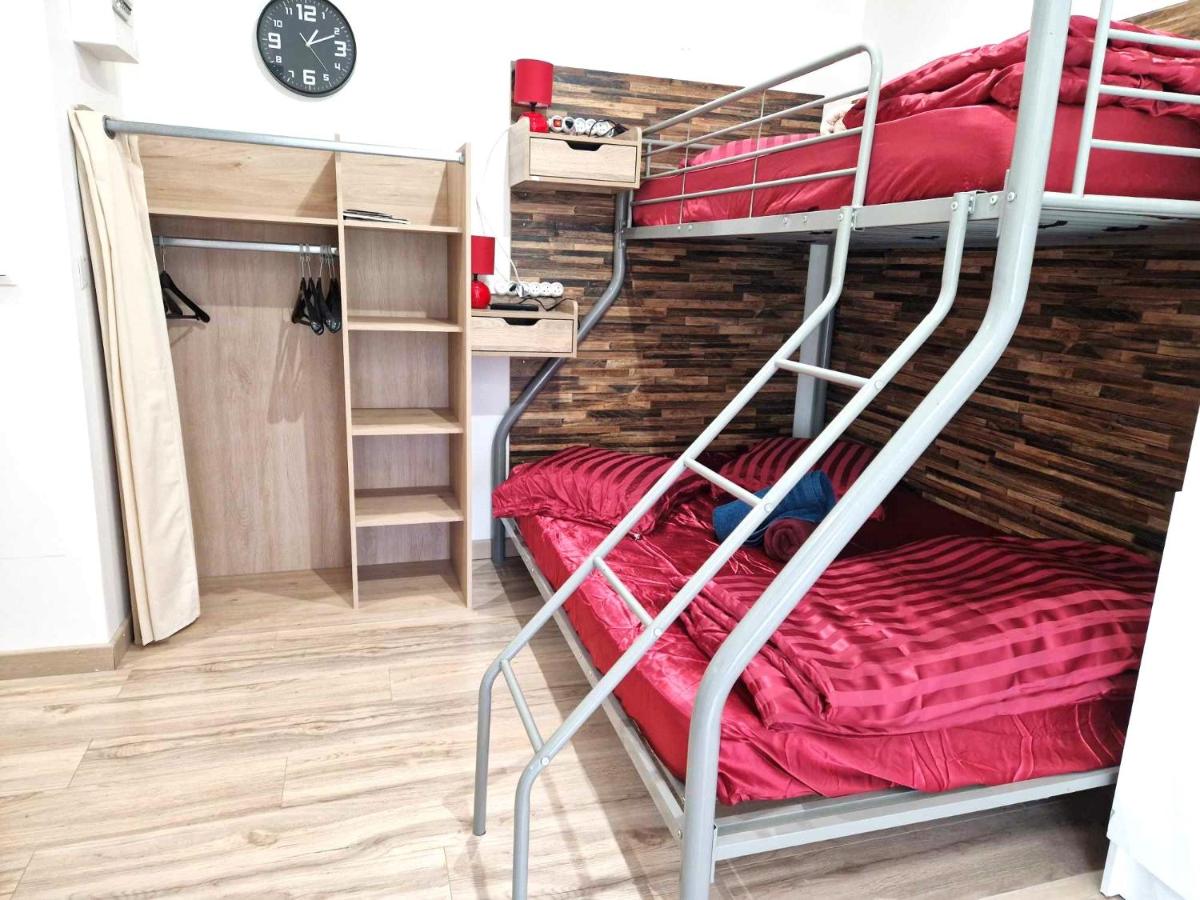 09 - Joli studio avec 2 lits, logement tout équipé pour 1, 2 ou 3 personnes maximum, vue sur parc arboré, parking privatif gratuit, grand fourgon possible, tout le linge de maison est fourni - Housity