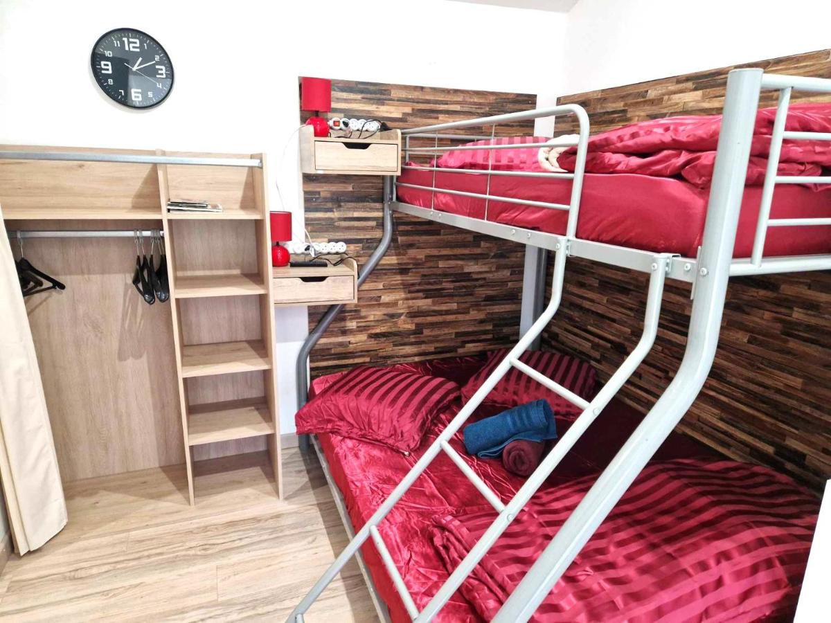 09 - Joli studio avec 2 lits, logement tout équipé pour 1, 2 ou 3 personnes maximum, vue sur parc arboré, parking privatif gratuit, grand fourgon possible, tout le linge de maison est fourni - Housity