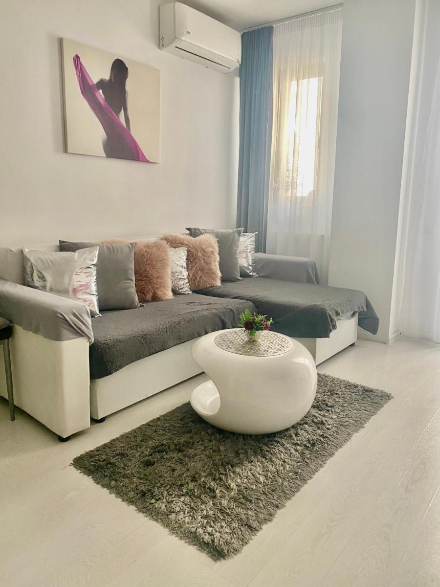 White Luxury Apartment - Housity