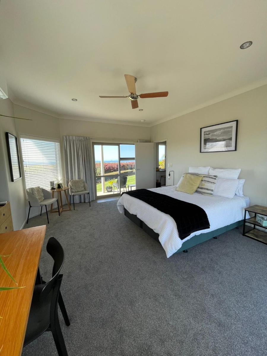 Views to unwind - self contained unit w/king bed - Housity