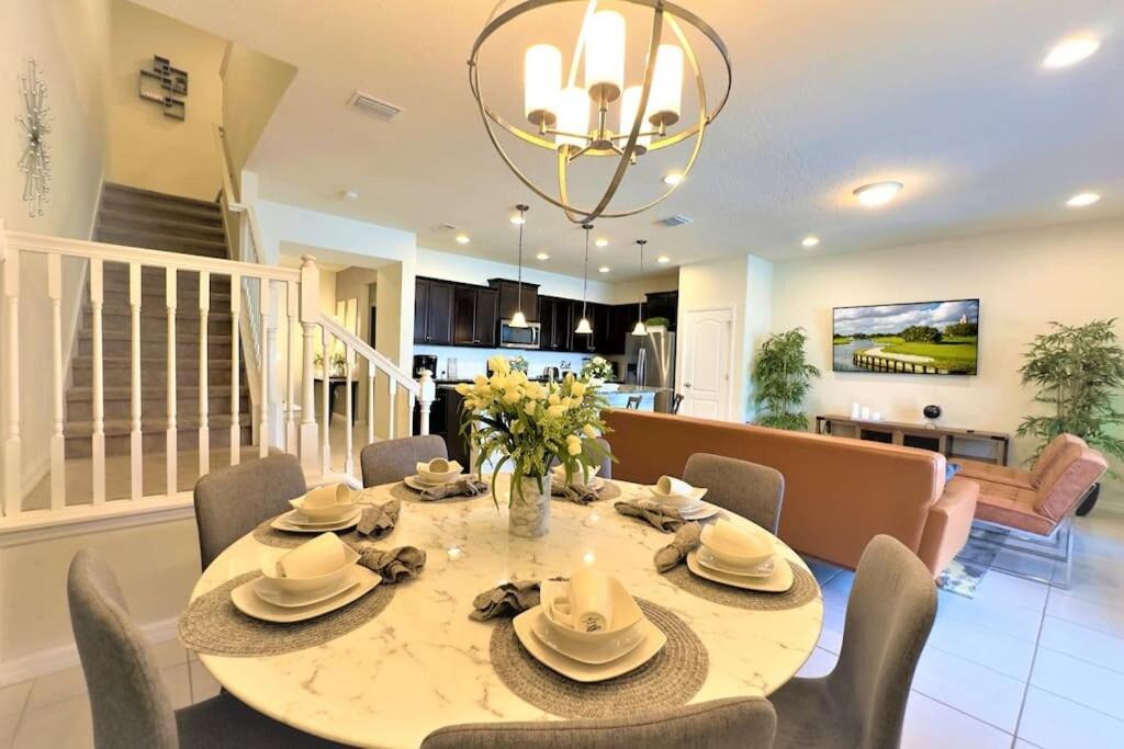 Stylish Home with Private Heated Pool BBQ Grill - Hizvo