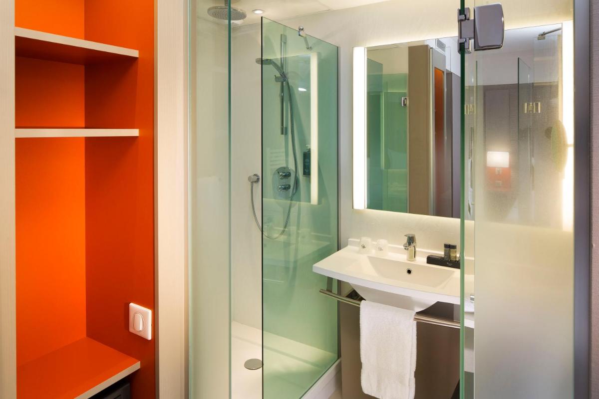 Salle de bains dans l'établissement Oceania Le Jura Dijon