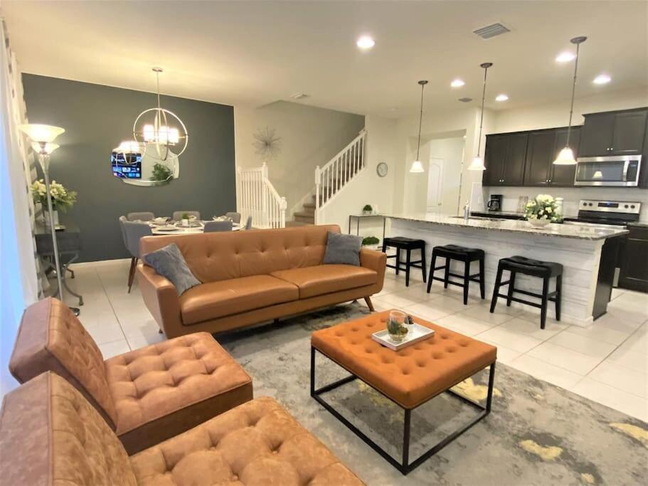 Stylish Home with Private Heated Pool BBQ Grill - Hizvo