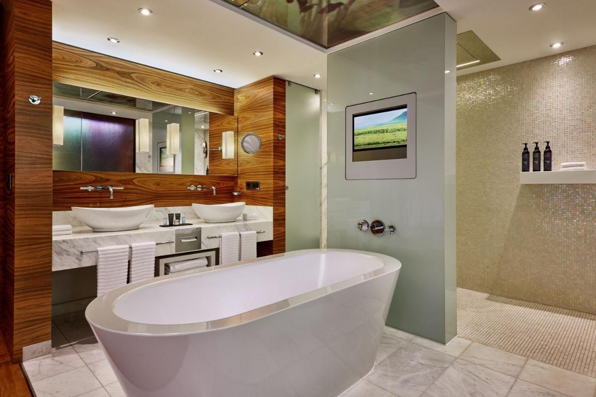 Ein Badezimmer in der Unterkunft The Westin Grand Berlin