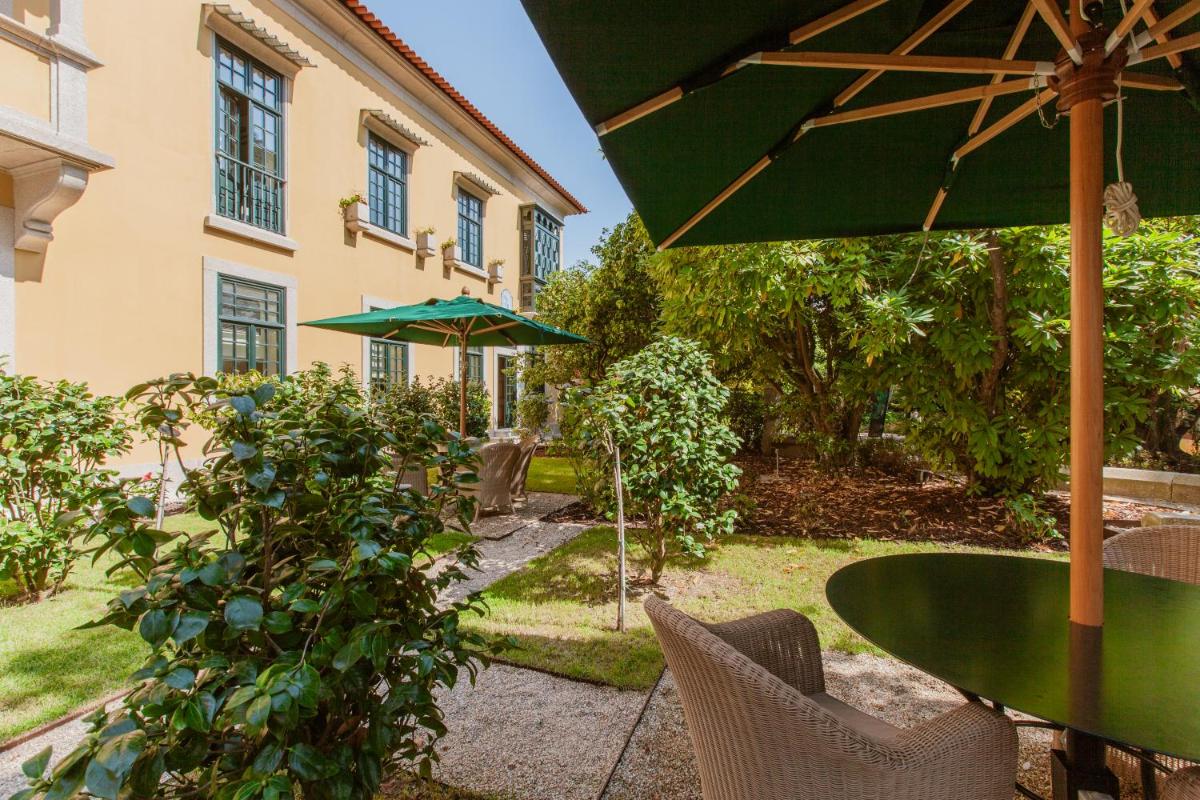 Um jardim no exterior de Palacete Severo
