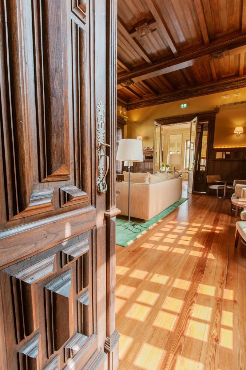 uma sala de estar com um sofá e uma mesa em Palacete Severo no Porto