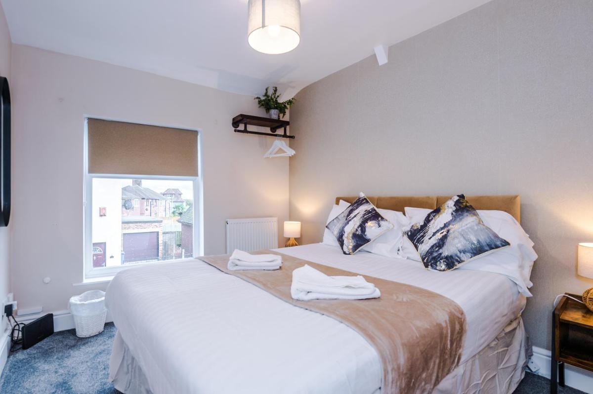 Oxford House by YourStays - 3 Bedroom House in Newcastle-under-Lyme - Housity