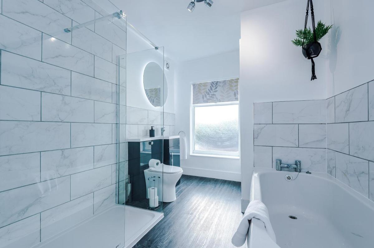 Oxford House by YourStays - 3 Bedroom House in Newcastle-under-Lyme - Housity