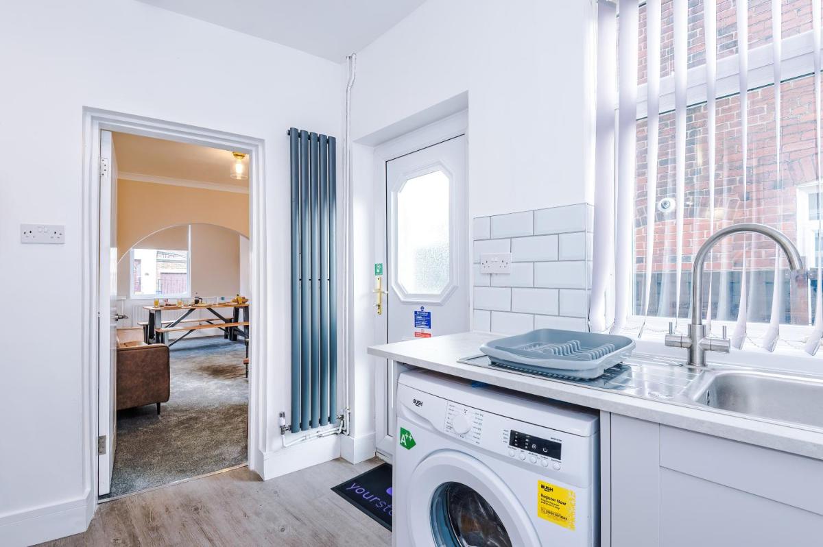 Oxford House by YourStays - 3 Bedroom House in Newcastle-under-Lyme - Housity
