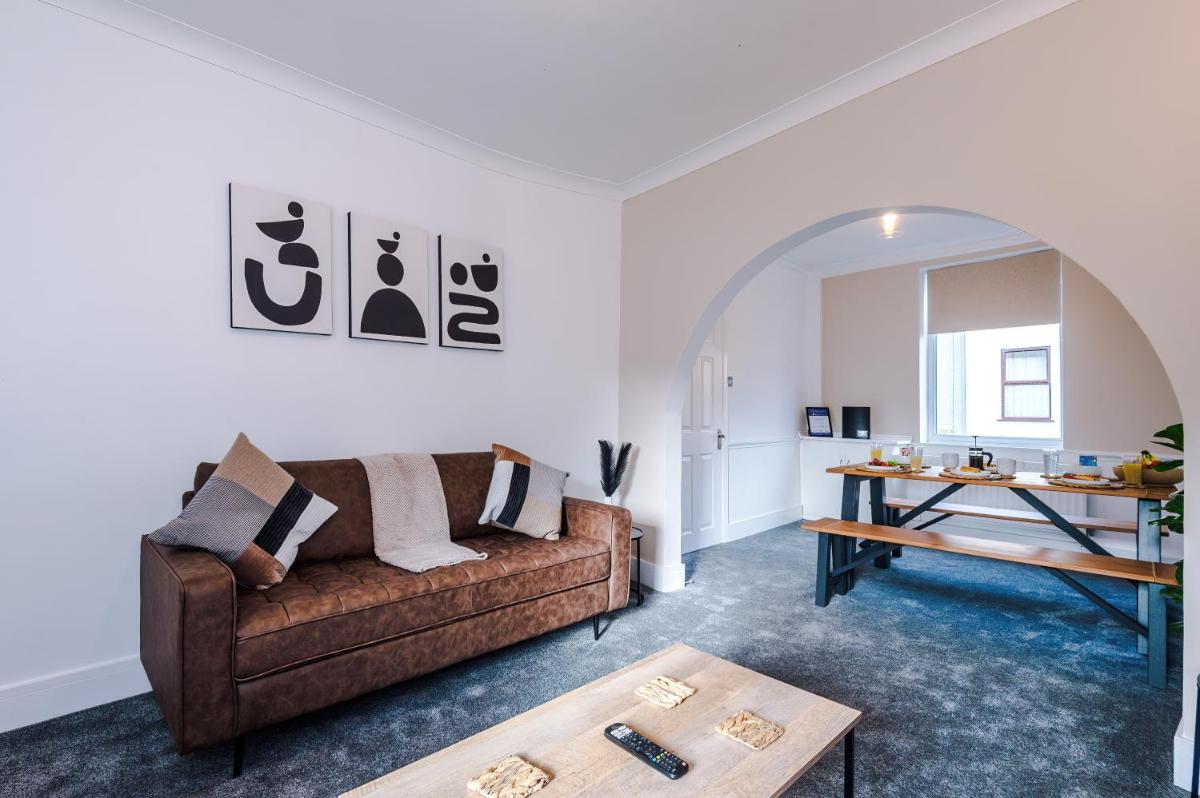 Oxford House by YourStays - 3 Bedroom House in Newcastle-under-Lyme - Housity