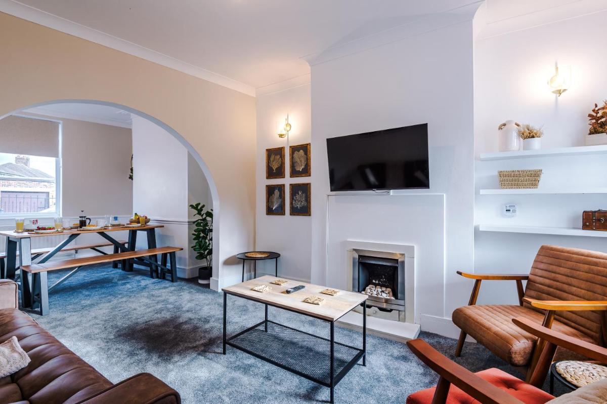 Oxford House by YourStays - 3 Bedroom House in Newcastle-under-Lyme - Housity