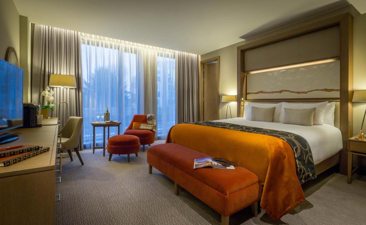 Clayton Hotel Chiswick - Housity