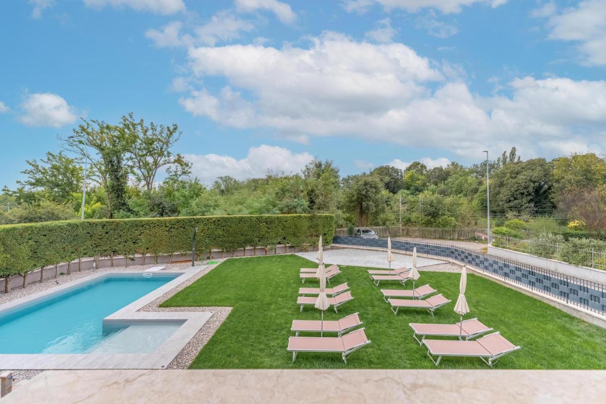 -Free Pool and Parking- Garda House Apartments - Housity