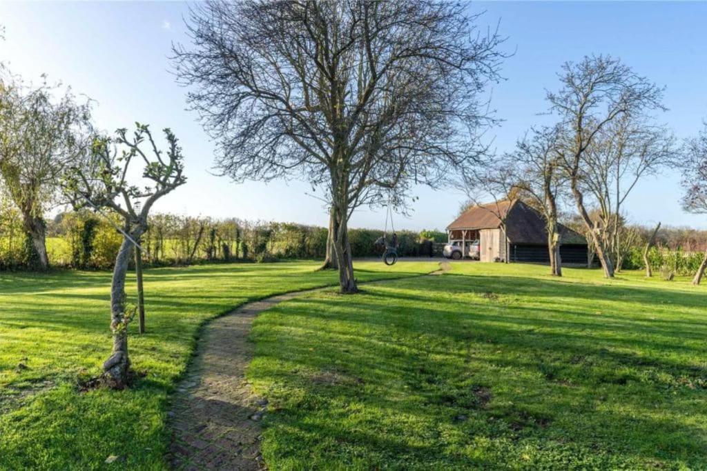 Old Cottage - English Countryside Retreat - Housity