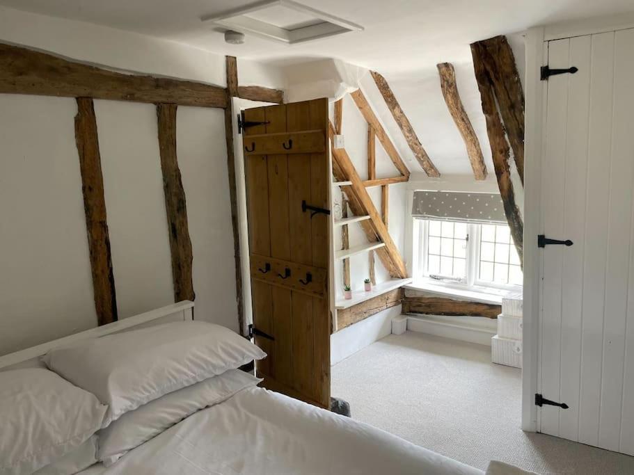Old Cottage - English Countryside Retreat - Housity