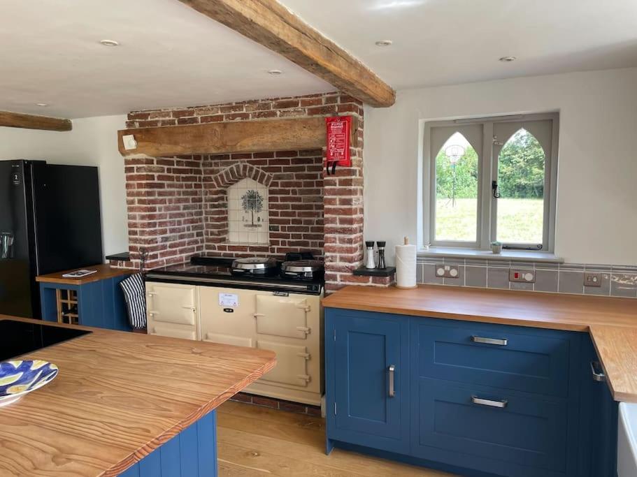 Old Cottage - English Countryside Retreat - Housity
