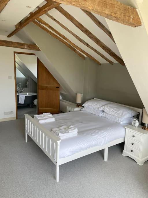 Old Cottage - English Countryside Retreat - Housity