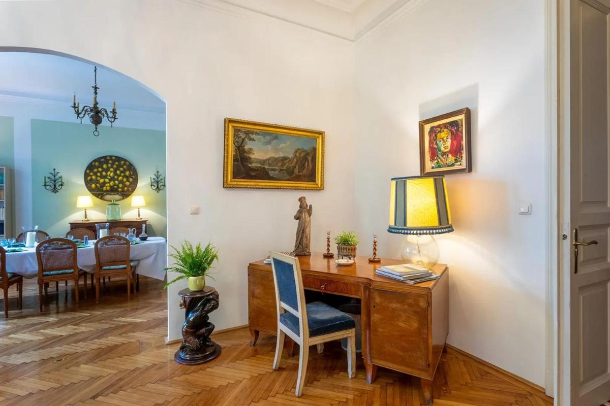 Spacious apartment in Budapest city centre with fireplace - Housity