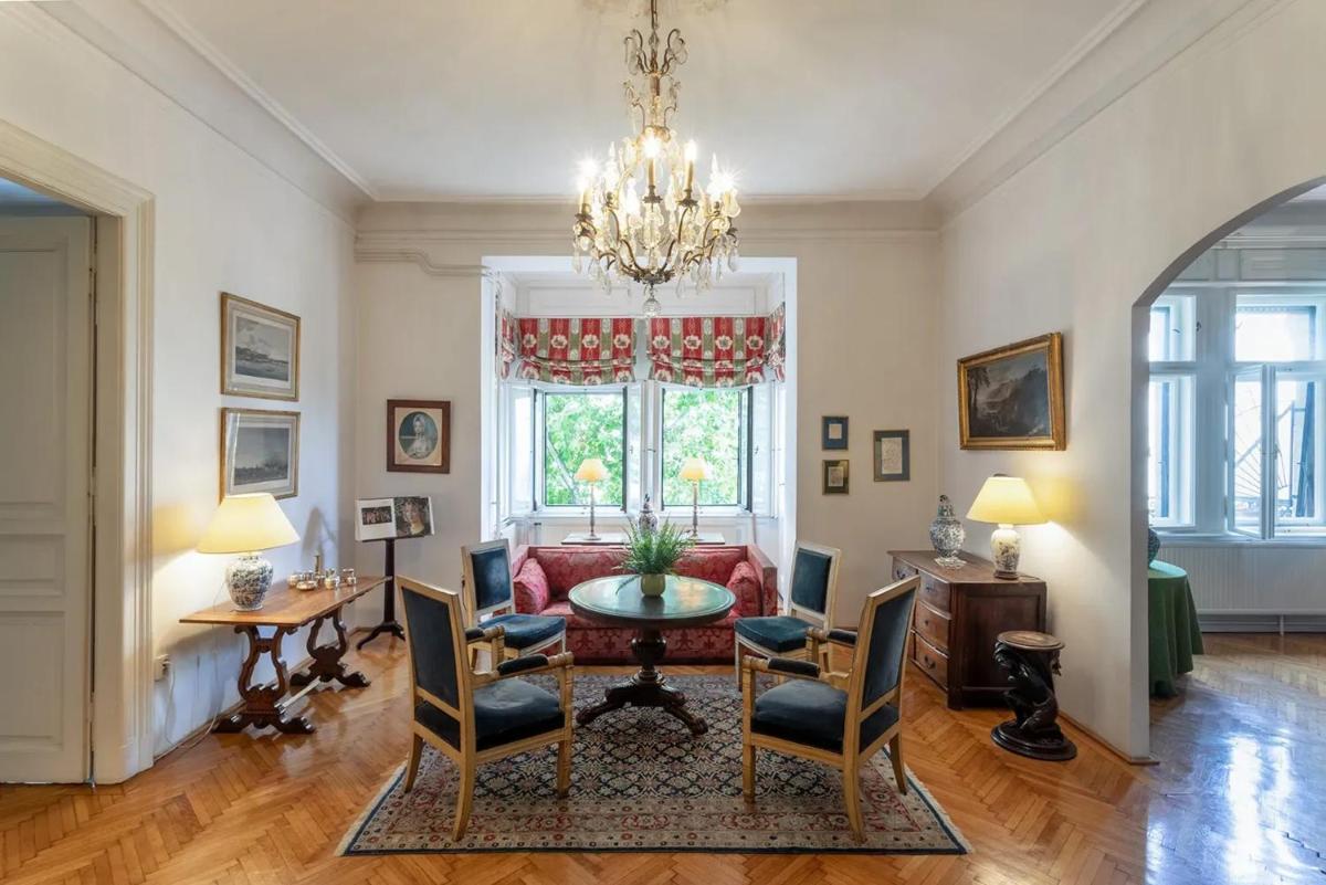 Spacious apartment in Budapest city centre with fireplace - Housity