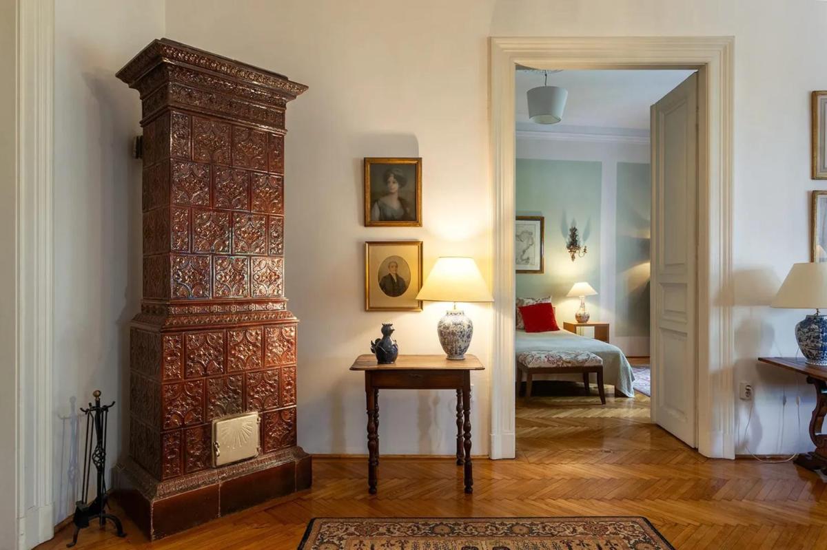 Spacious apartment in Budapest city centre with fireplace - Housity
