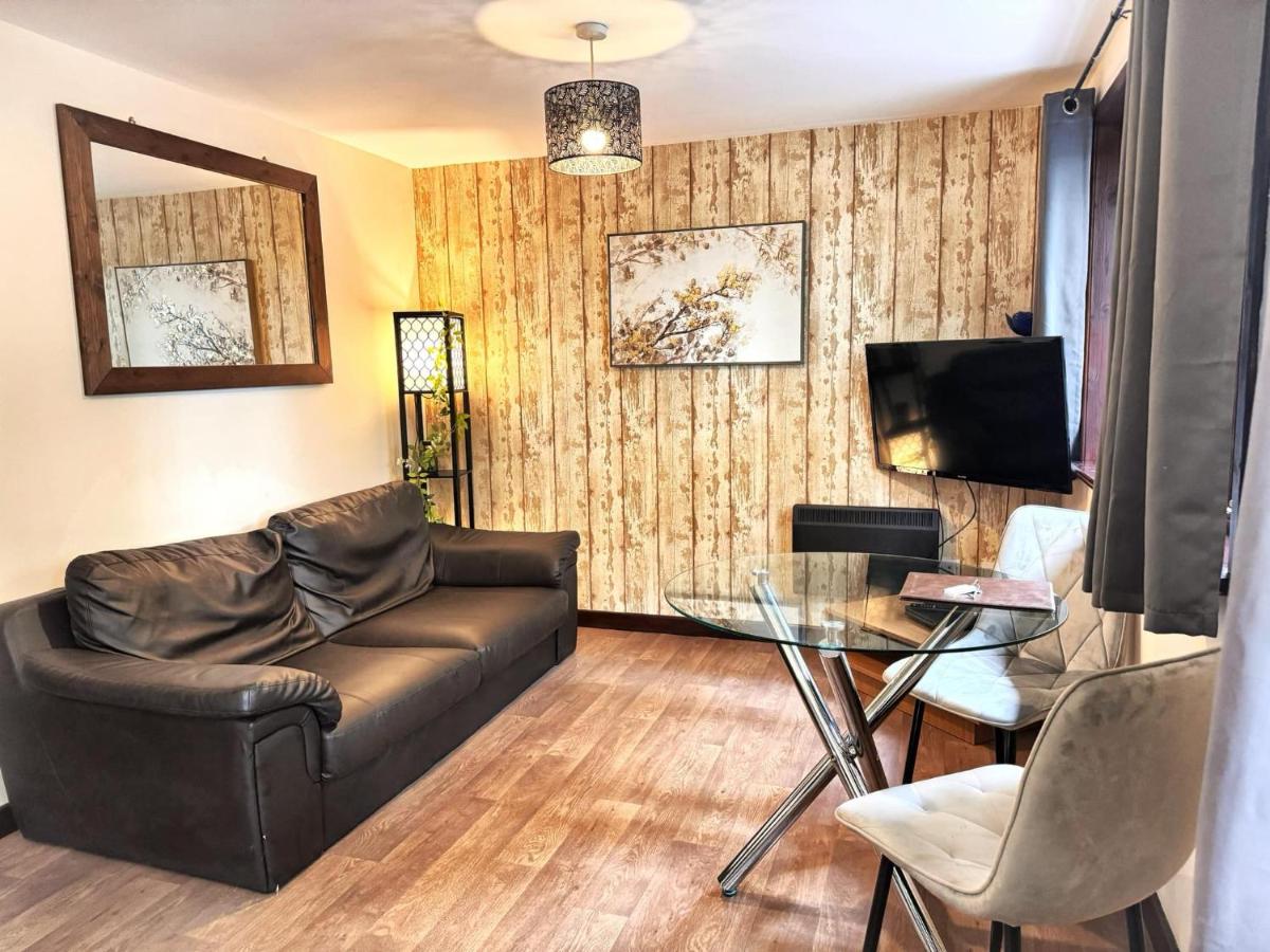 Wren 21-Hot Tub-Woodland Lodges-Tenby-Camarthenshire - Housity