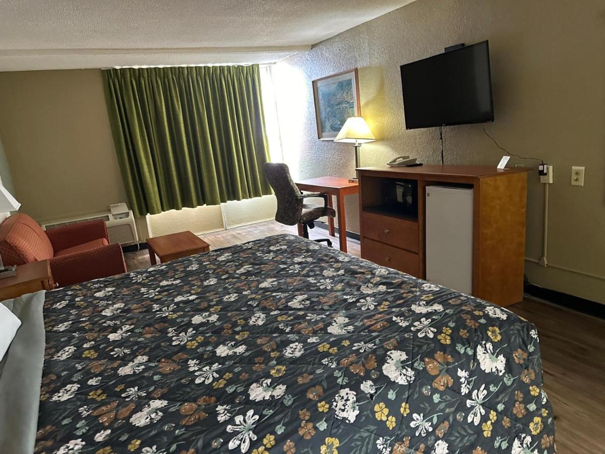 Rodeway Inn Stone Mountain - Housity