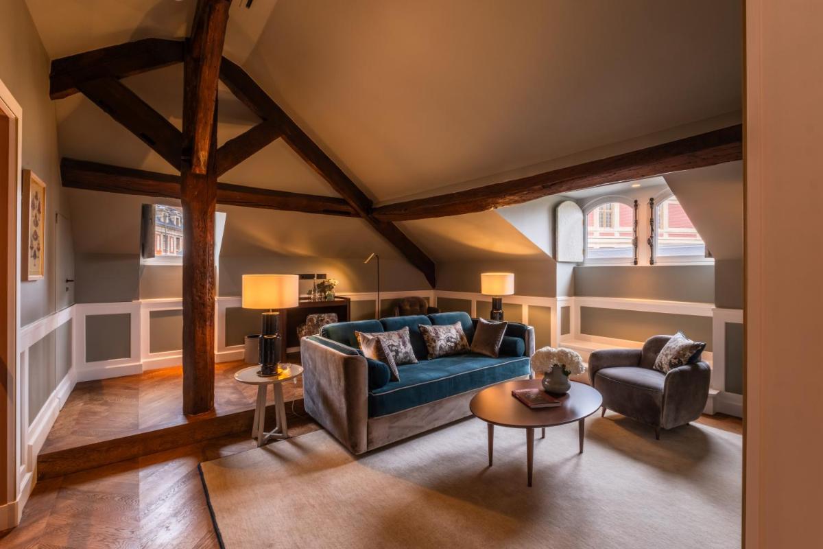 Coin salon dans l'établissement Hôtel Les Lumières - Relais & Châteaux